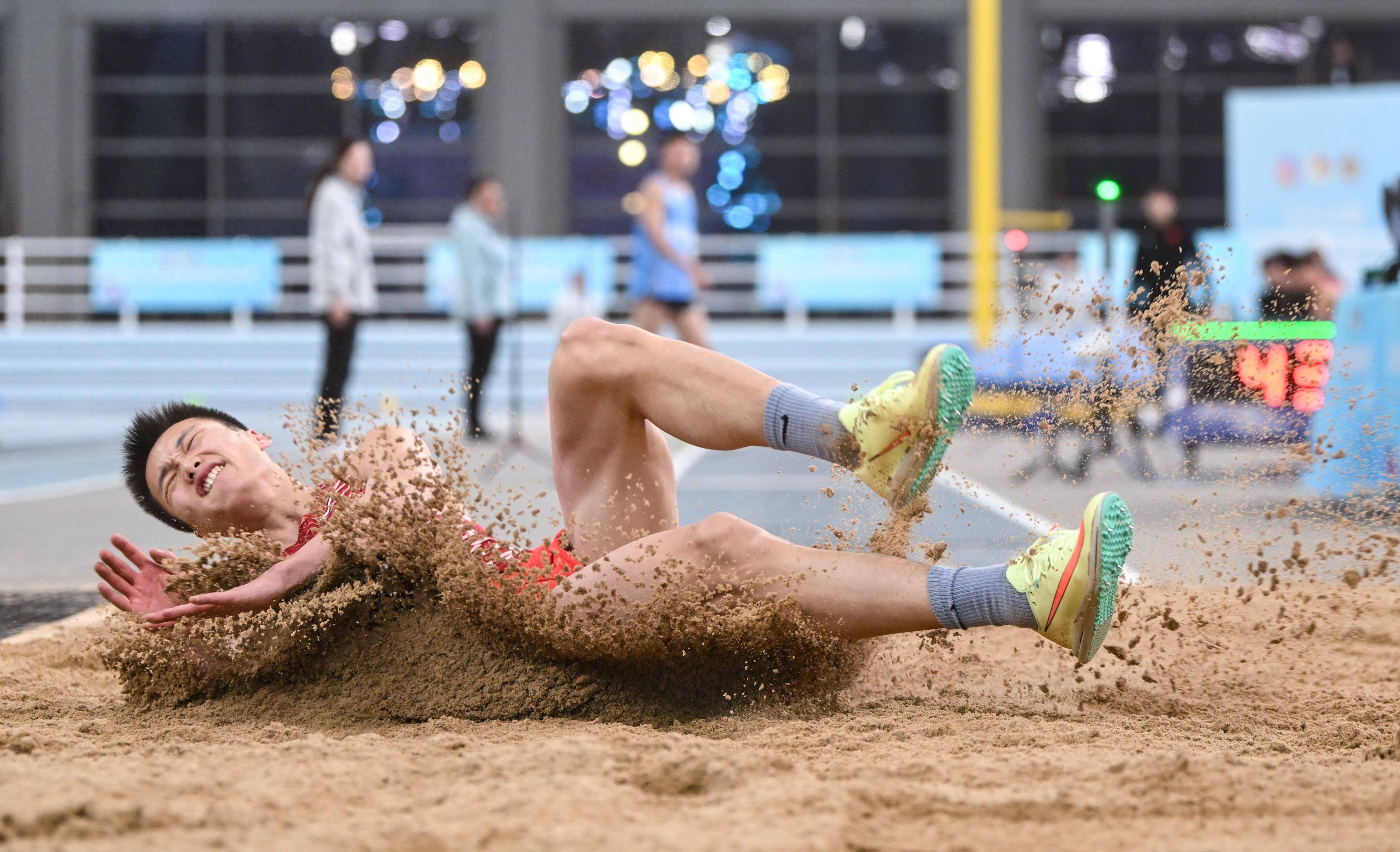 全国室内田径锦标赛粟文获男子三级跳远冠军