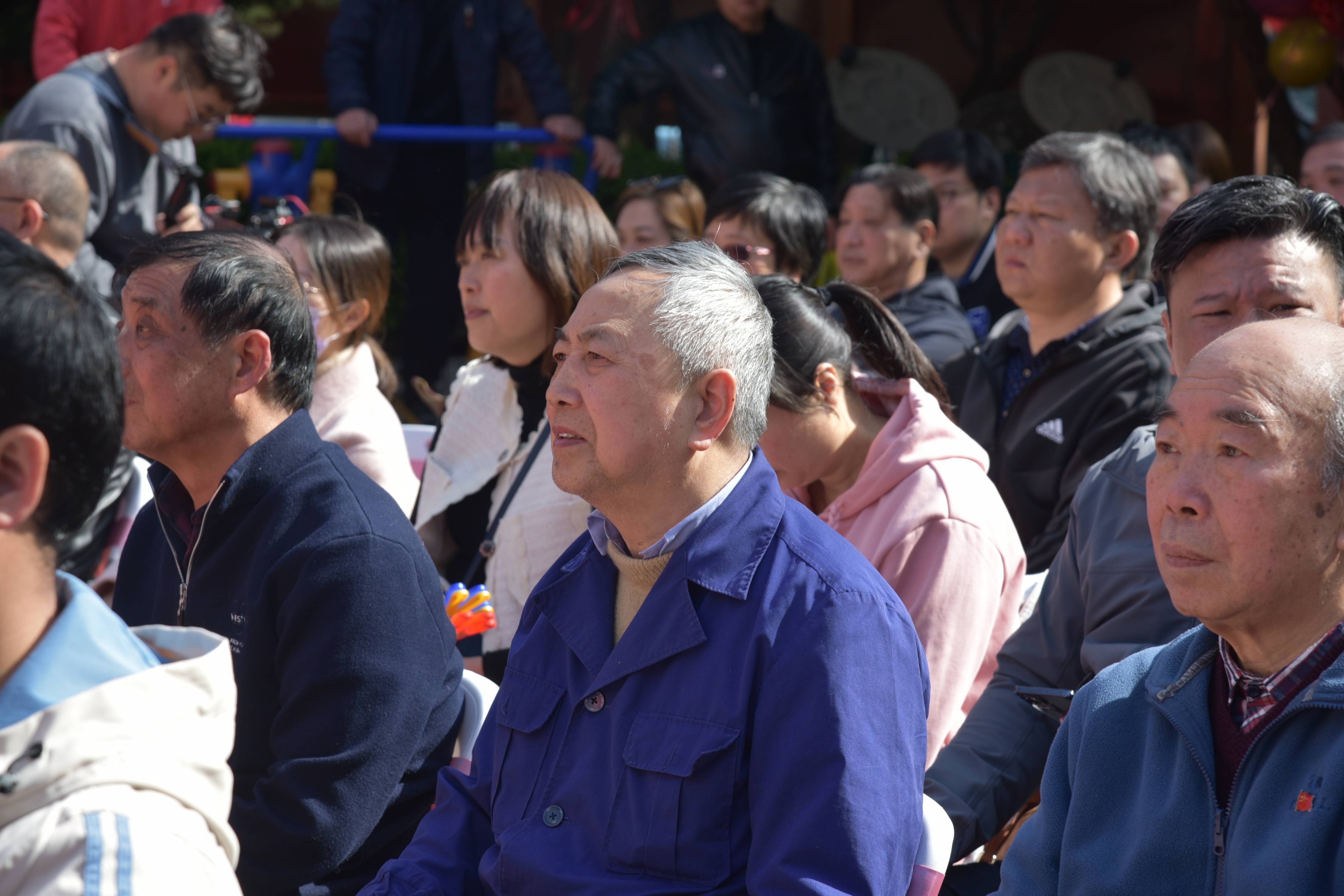 6楼居民主动多出力,这个街道加梯迎"开门红"_电梯_工作_老伯