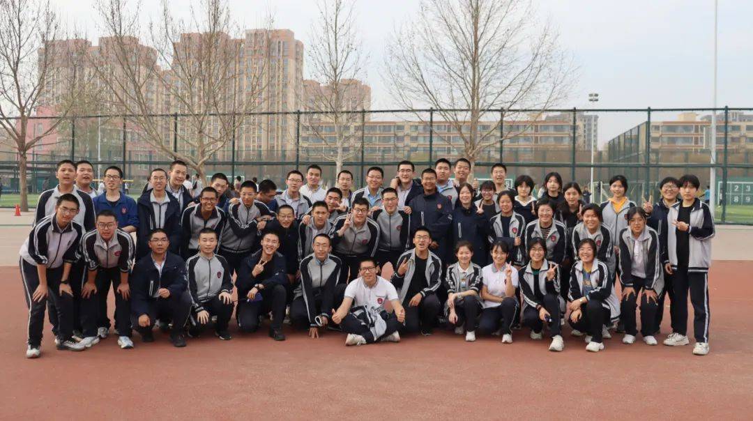 赛场上绽放青春团结中收获友谊石家庄二中实验学校举行青春聚力拔河