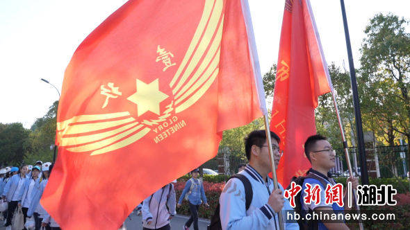 宜昌一中举行拉练百里行活动