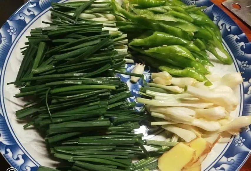 它被誉为野菜之王一杀菌二清肝三祛湿农村到处都是鲜嫩营养比韭菜更香