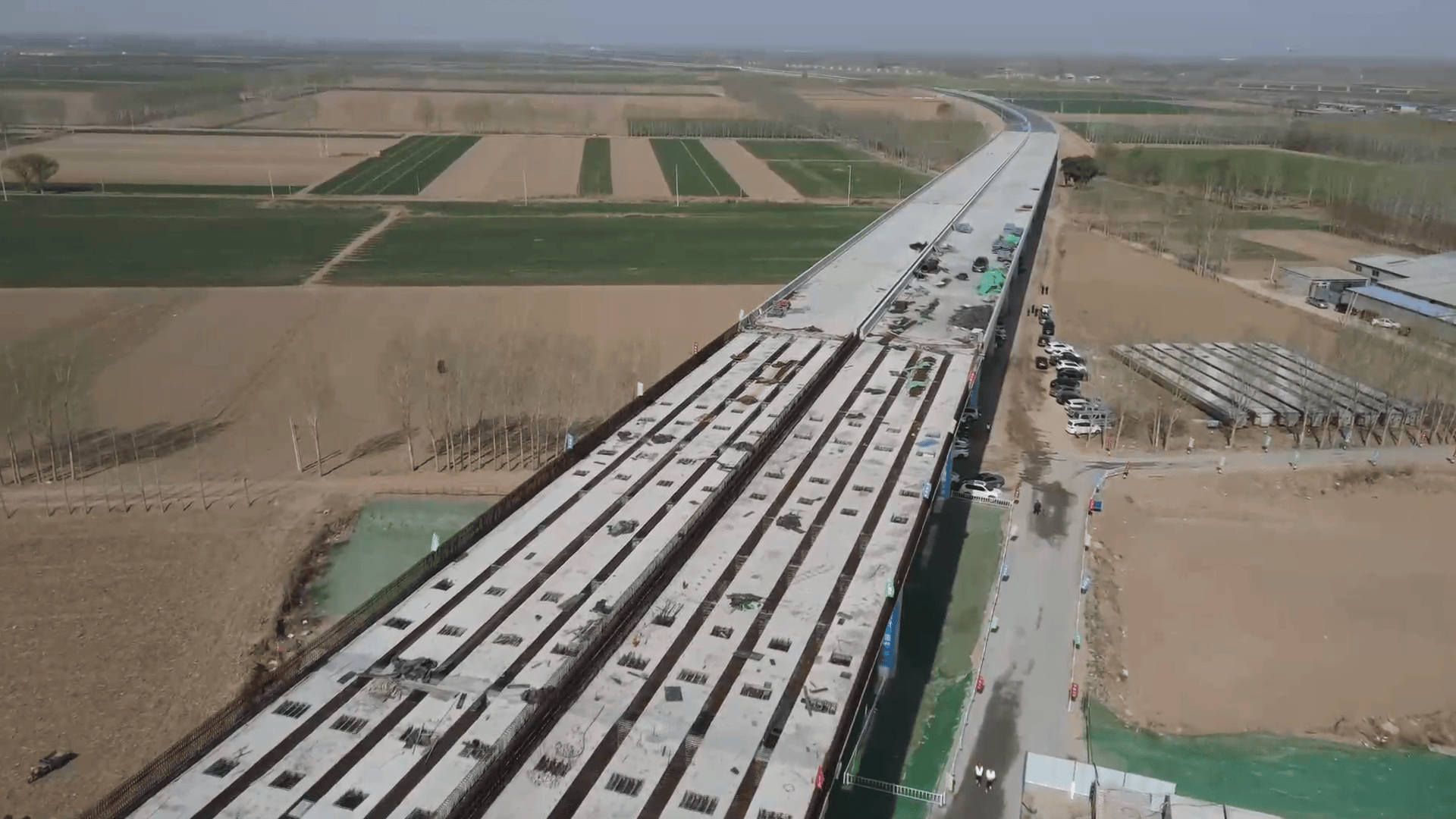 邯港高速衡水段上跨邯黄铁路分离式立交桥成功转体