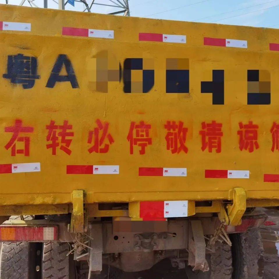 搅拌车运输企业及驾驶人对每一辆货车喷涂"右转必停"警示标识,有效从