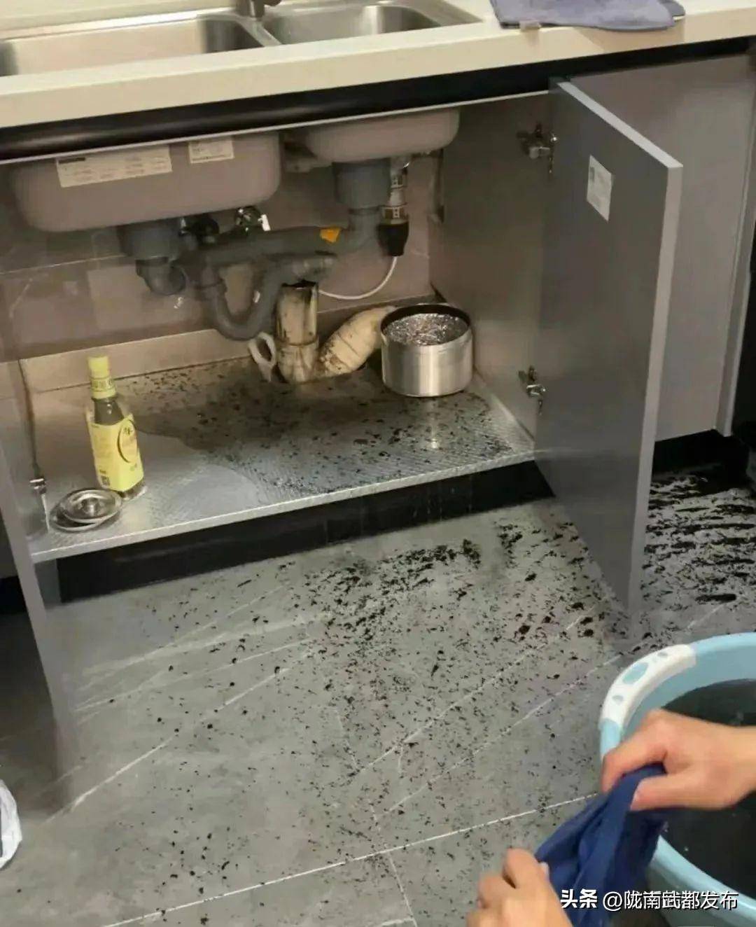 一旦排水系统发生堵塞,问题几乎就集中在二楼这一个楼层,马桶和排水口