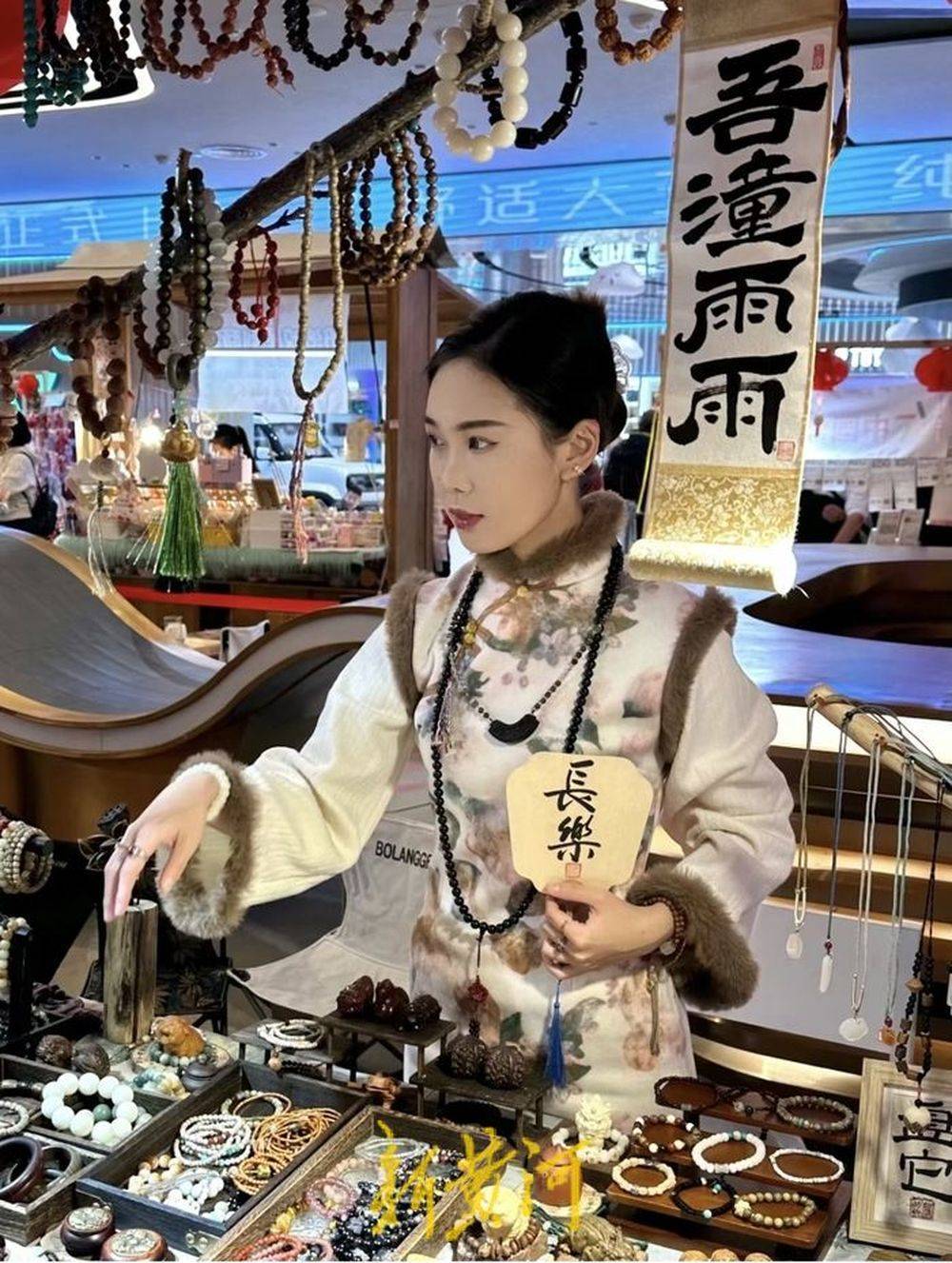 新中式的风吹到了文玩界研一女生卖手串13天收入超2万元摆摊日记②