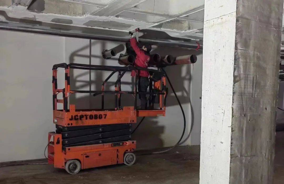 公区地砖正在施工;12#楼地面细石混凝土浇筑,电梯进