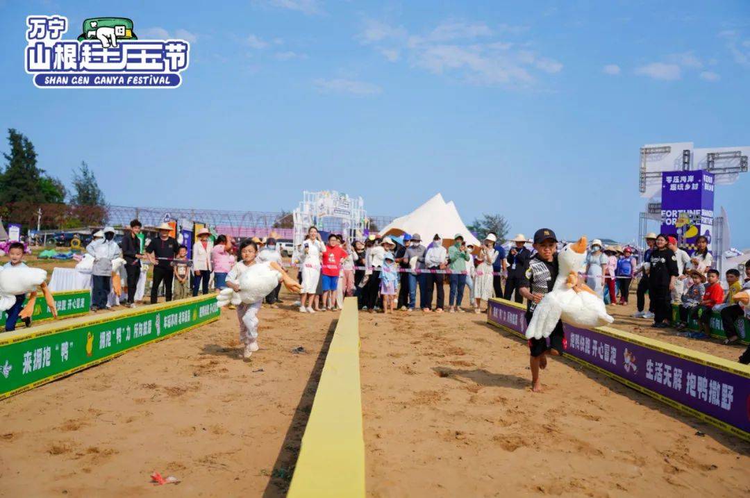 的富硒圣女果,原产并以山根镇水央堀村命名的"水央橘"饮料等展位人头