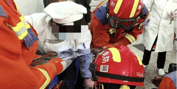 这得有多痛啊大理一女子左手被绞肉机咬住痛苦呻吟