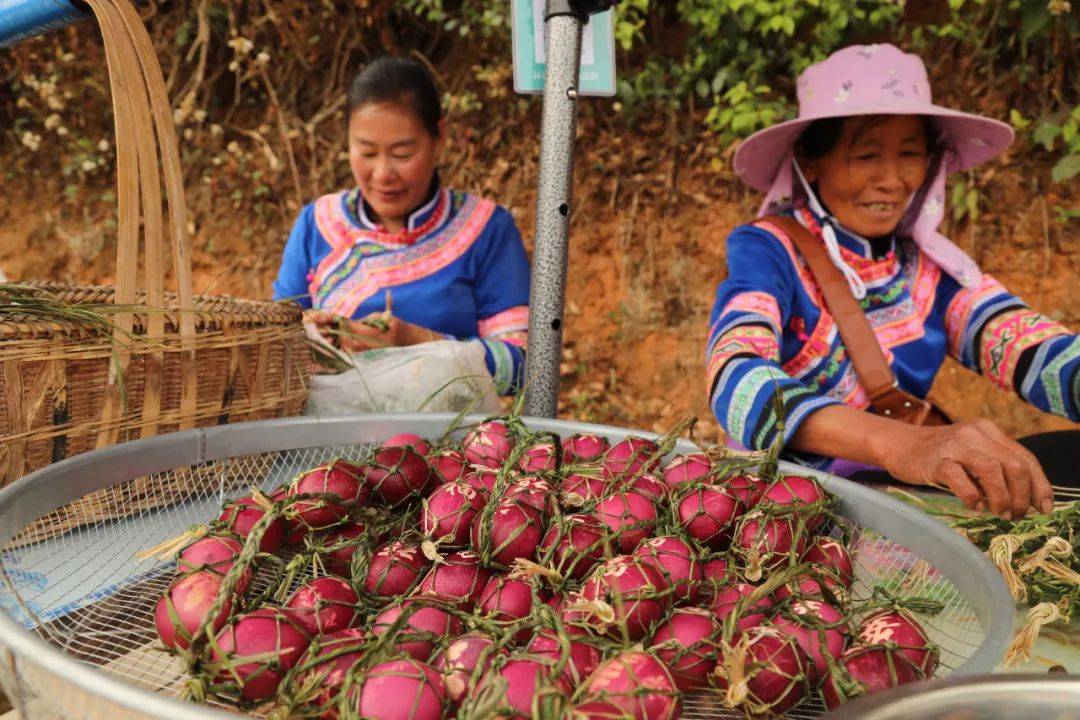 尤其受欢迎的是当地哈尼族群众自制的红鸡蛋,作为该节日的标志性商品