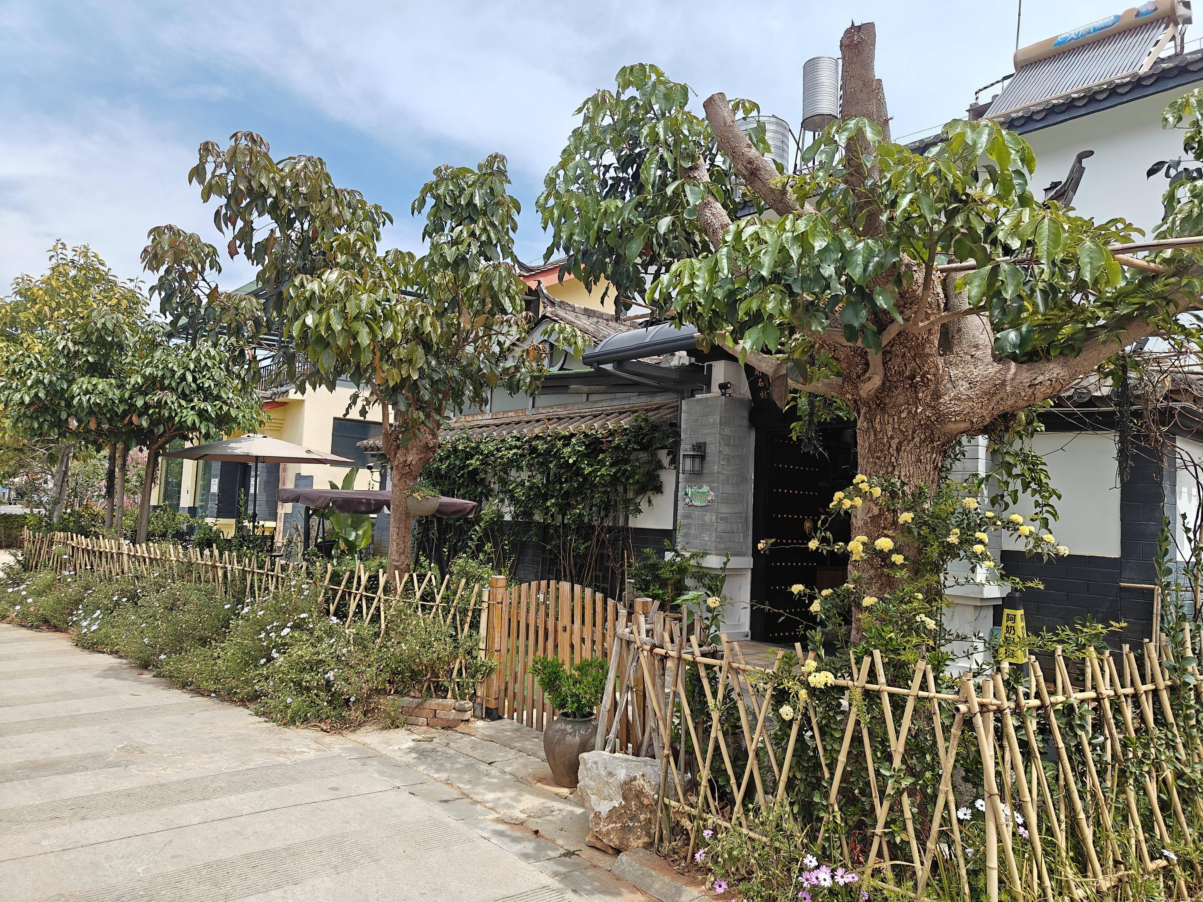 金牌旅游村石林五棵树彝族村有撒尼文化产品水上石林项目生态观光果园