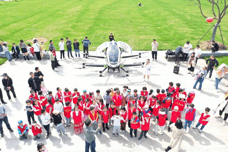 67科技相伴创意为笔南京晨报小记者祥燕飞行营地科普教育基地挂牌啦