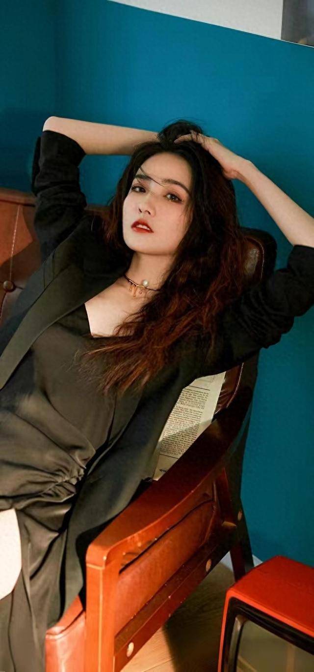 曲线玲珑有致优雅而性感徐璐