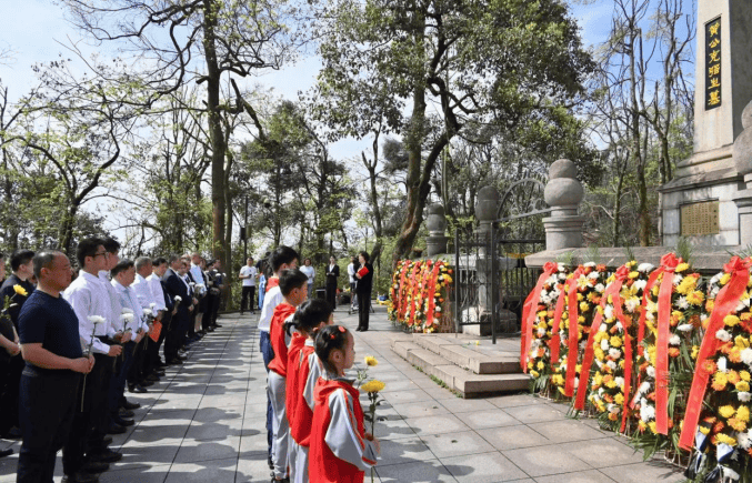 青山埋忠骨 鲜花祭英魂 岳麓山举行辛亥先烈"清明"祭扫活动_黄兴_名胜