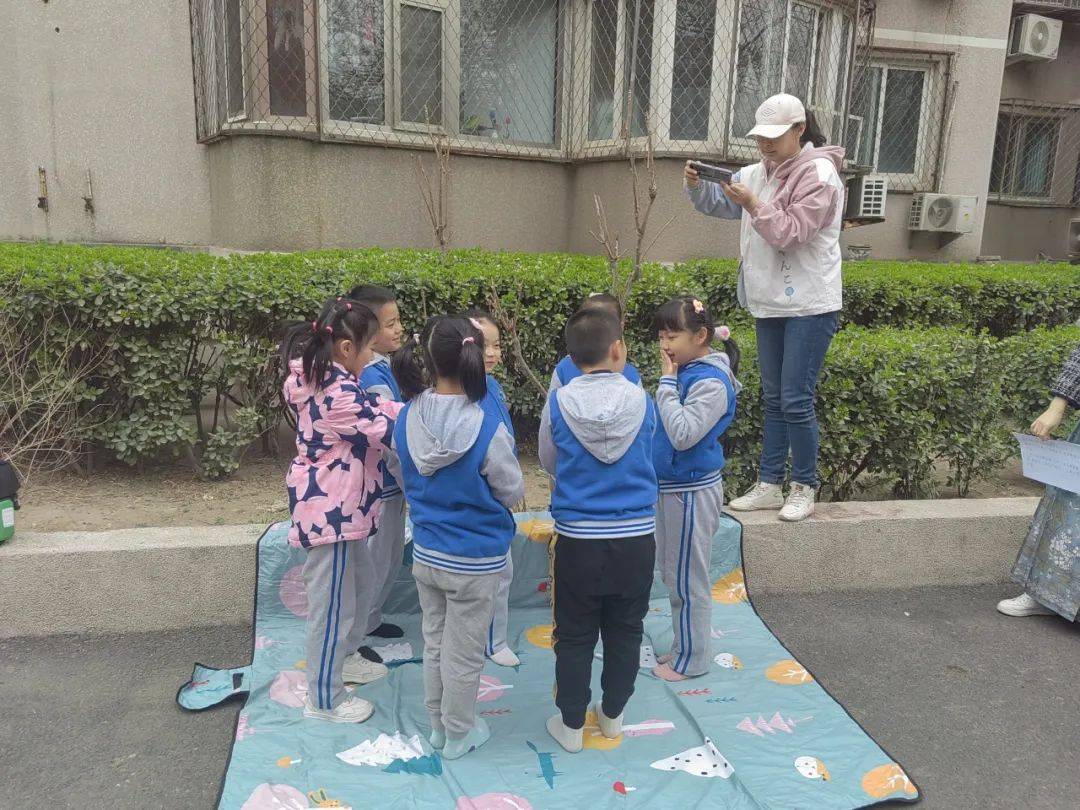 丰台五小一年级(8)班和(9)班的几位同学自发组成了"小蜗牛"微视频录制