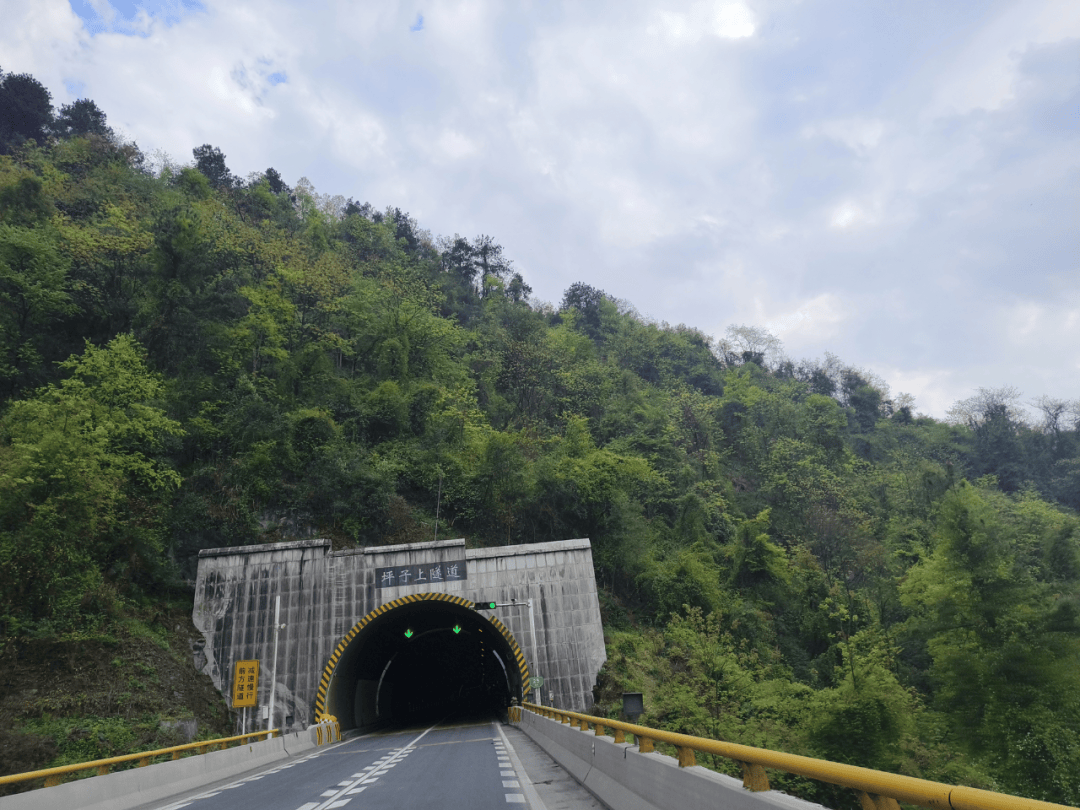 仁望高速(白茅段)坪子上隧道,桥隧相连仁望高速(白茅段)水孔村路段