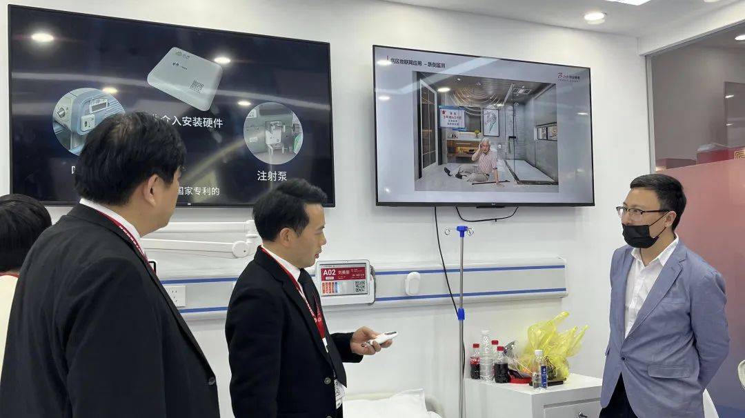 中国医学装备协会医院物联网分会会长沈崇德等领导在展会期间莅临创业