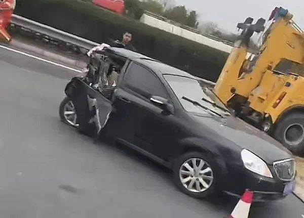 今天申嘉湖高速车祸图片