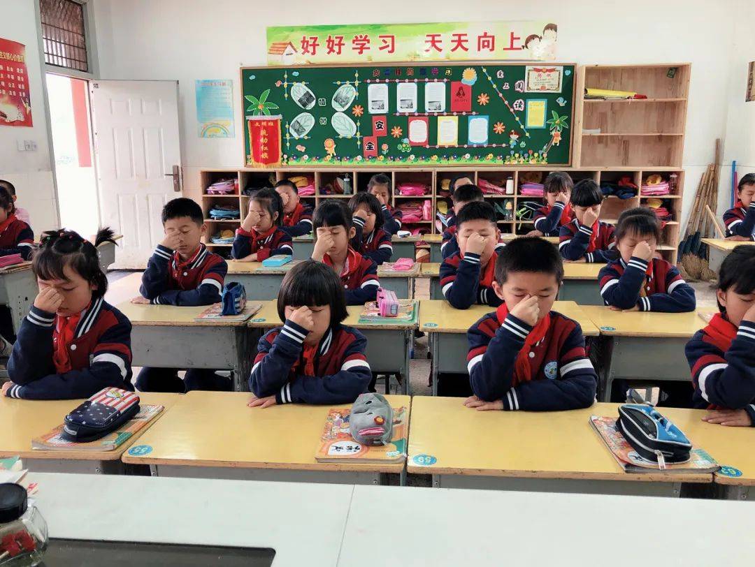 上虞区第三实验幼儿园保健医生走进课堂,与中大班幼儿一起进行护眼小