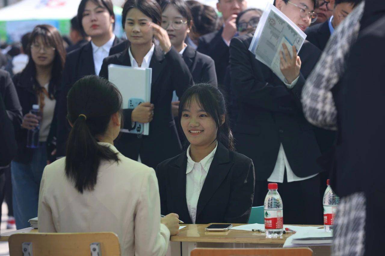 学校高度重视就业工作,严格落实"一把手"工程,持续开展"高校书记校长