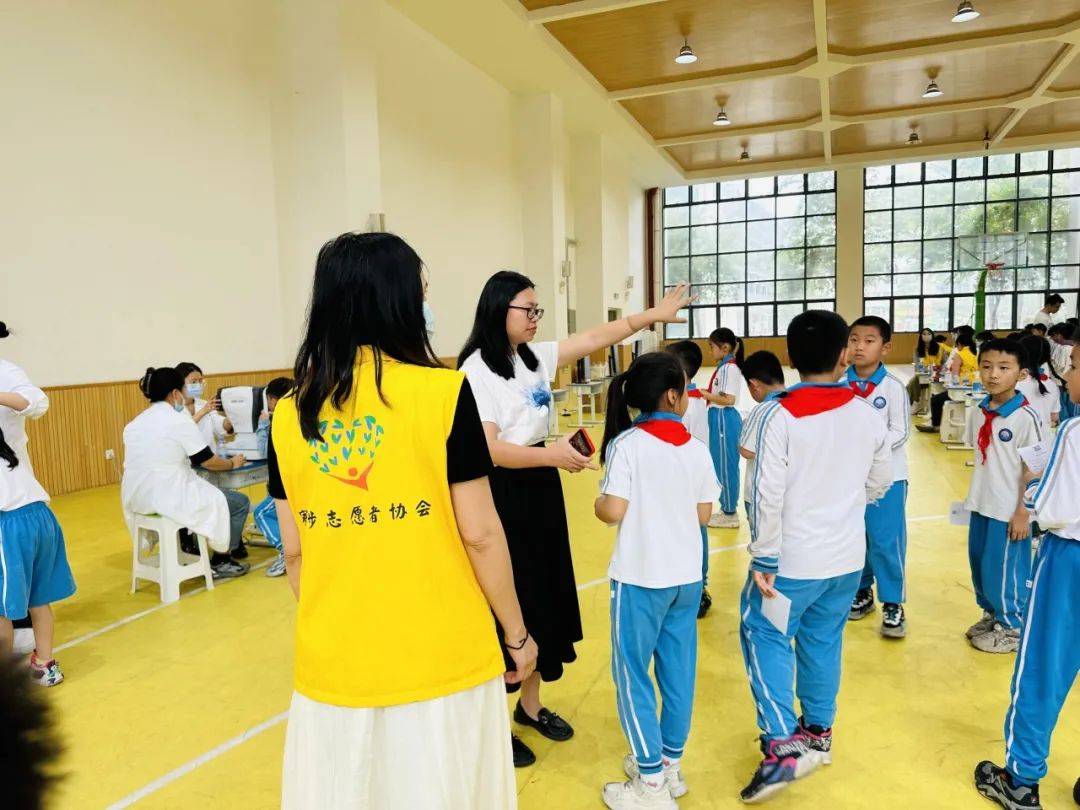 珍爱光明童眸启航西溪小学家长志愿服务队协助学校进行视力检查志愿
