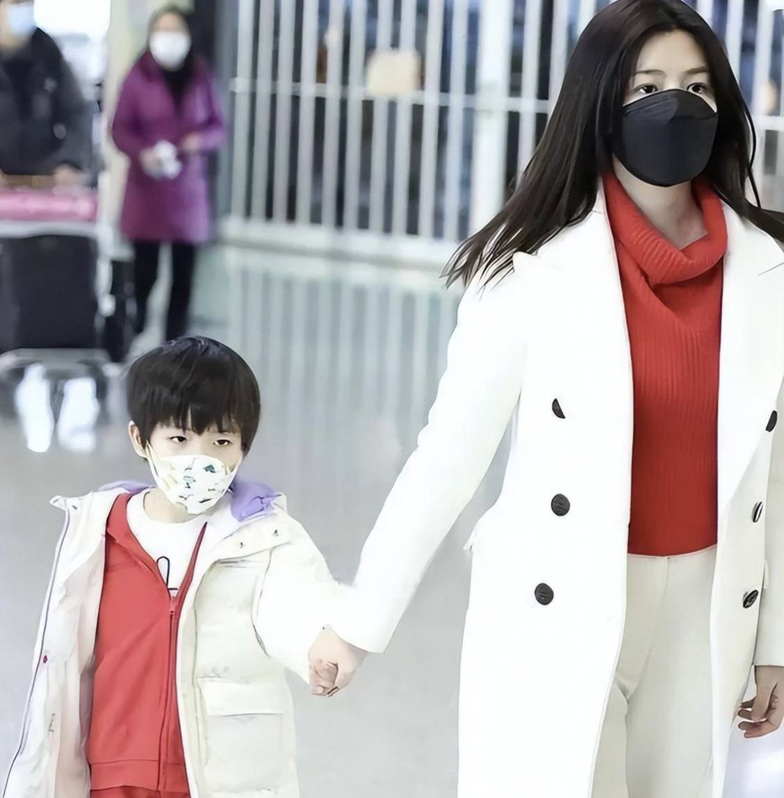 原创陈妍希带娃现身机场穿白色套装似丧服7岁儿子五官似妈超精致