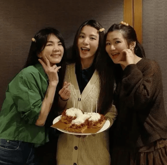 田馥甄过41岁生日,she组合任家萱陈嘉桦为其庆生,樱花漫步!