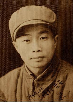 老照片的故事父亲走过的战争年代