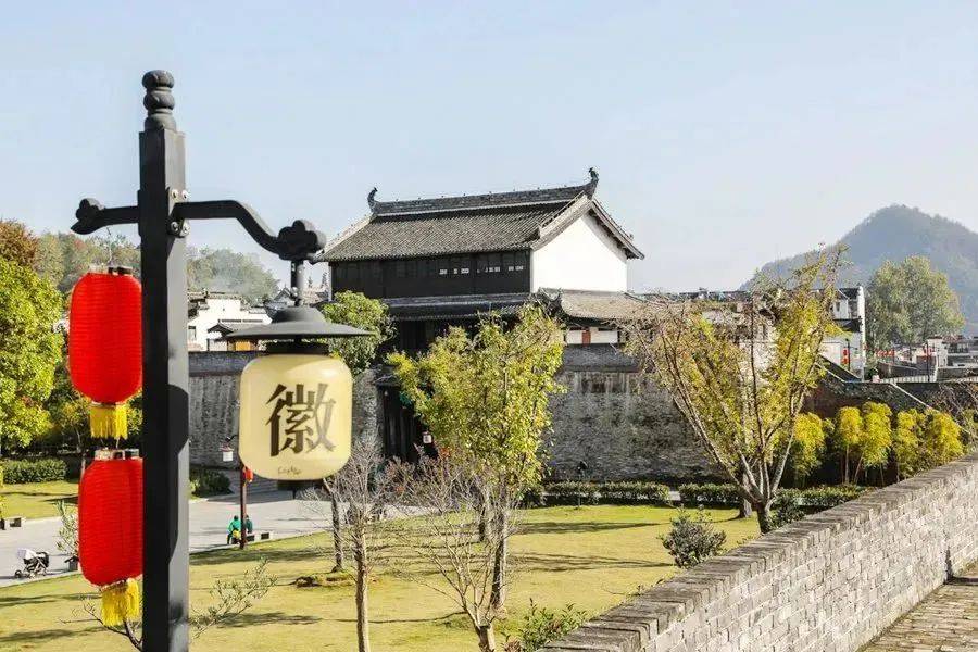 徽州古城墙,徽园许国牌坊,陶行知纪念馆,渔梁坝等从古建,政治,经济