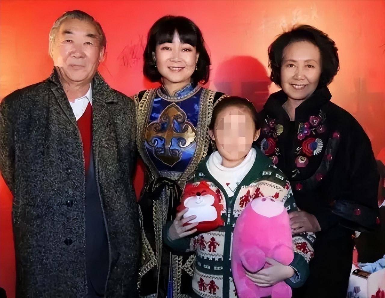 萨日娜心里犯嘀咕,斯琴高娃也不是传统意义上的美女,父亲不照样辅导了