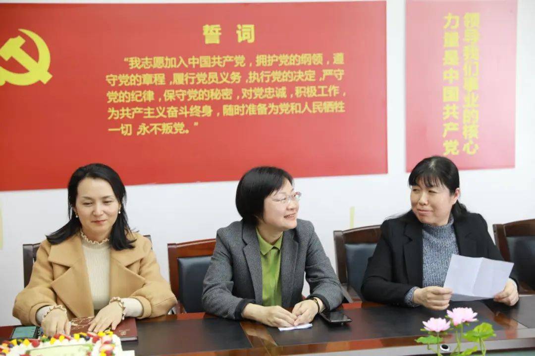 陈老师的徒弟王璇老师献上一首自己改编的歌曲《一路生花》,感谢师傅