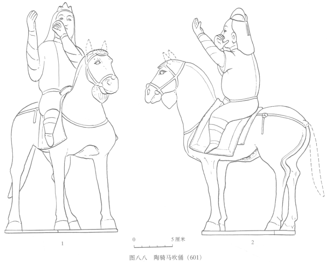 头戴三棱形垂裙长帽,白色广额丰颐长圆形脸,浓眉大眼,高鼻,闭嘴.