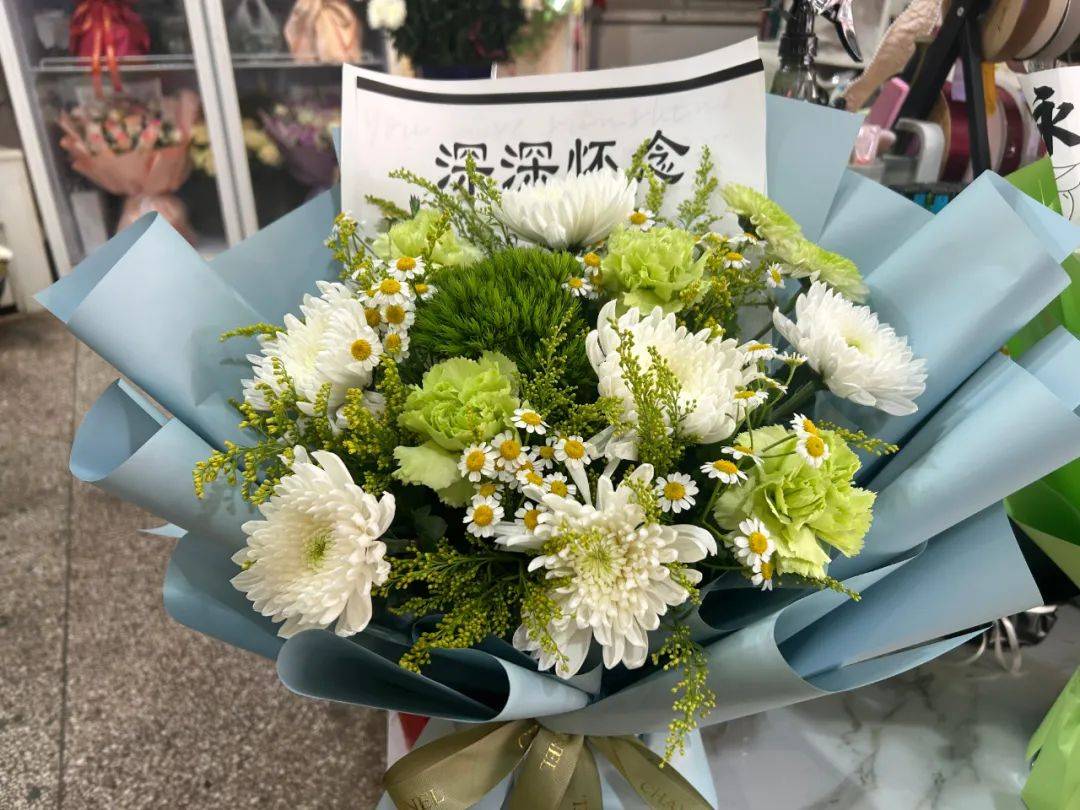 花店店主吴高艳说:"现在大家都喜欢用鲜花祭扫,今年鲜花的