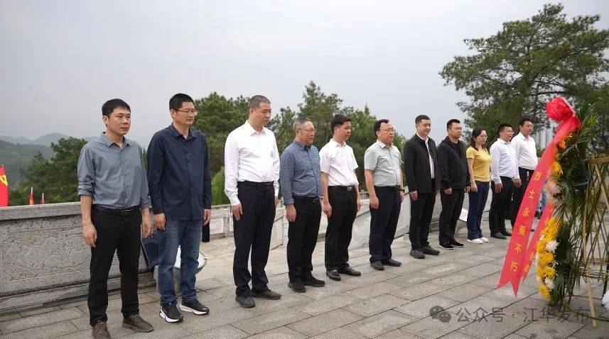 县委常委,县委政法委书记文嵩,副县长,县公安局局长李新建分别陪同