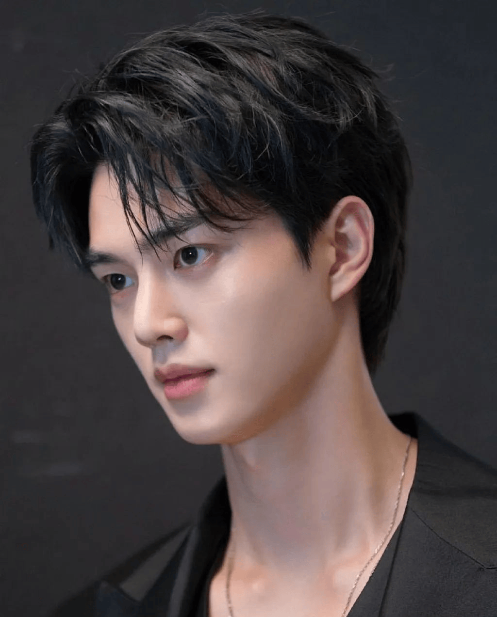 韩国男星宋江剪短发了,有点奇怪!