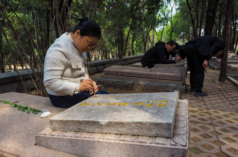 革命烈士永垂不朽济南志愿者为英雄山烈士墓碑描金