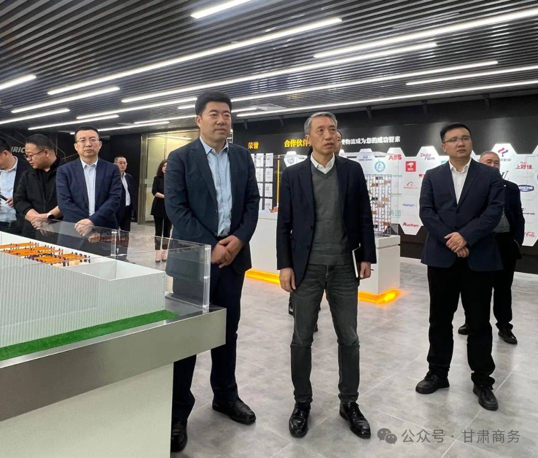 邹军出席了12家在沪跨国公司对接交流会,介绍了甘肃经济社会发展情况