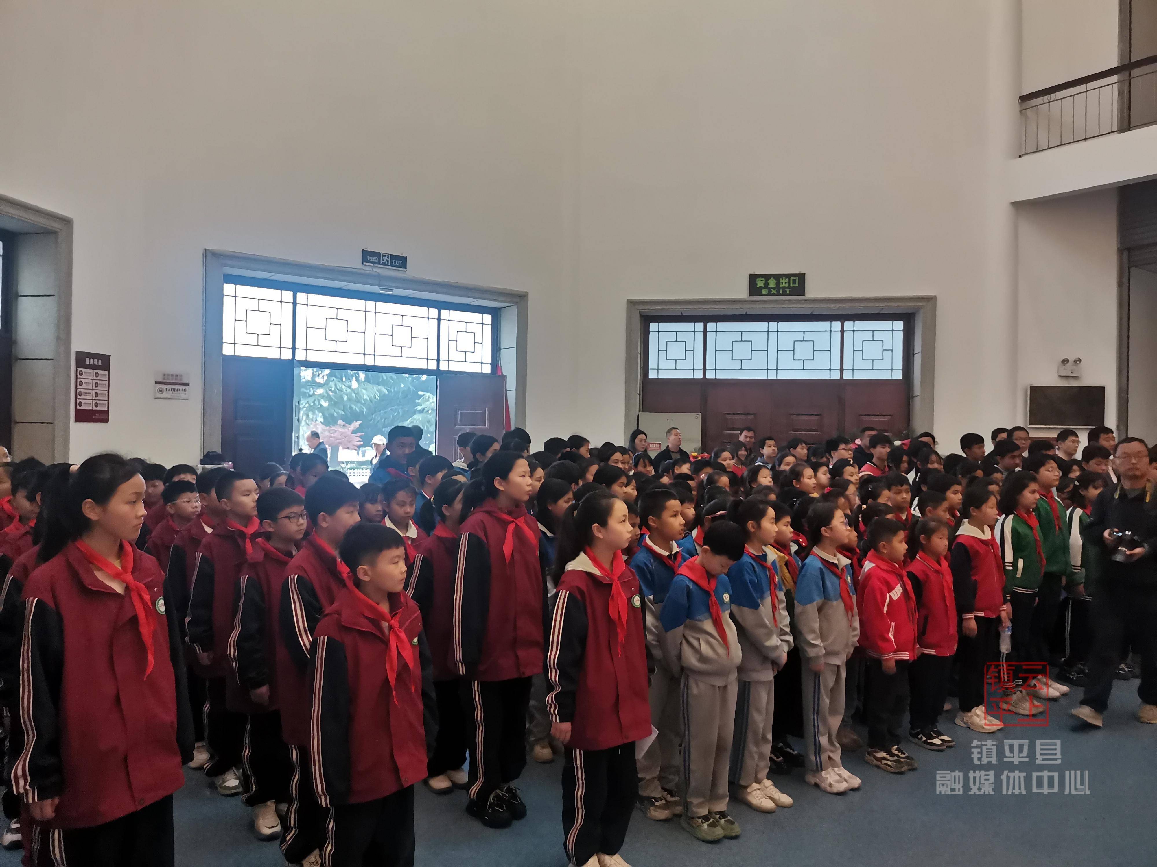 镇平县石佛寺镇中心校开展清明祭英烈活动