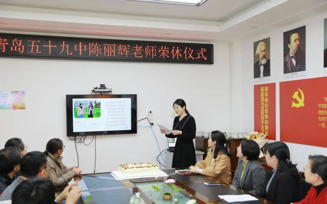 化学组张延蓉老师,生物组方建伟老师和刘杰老师为陈老师送上祝福蛋糕