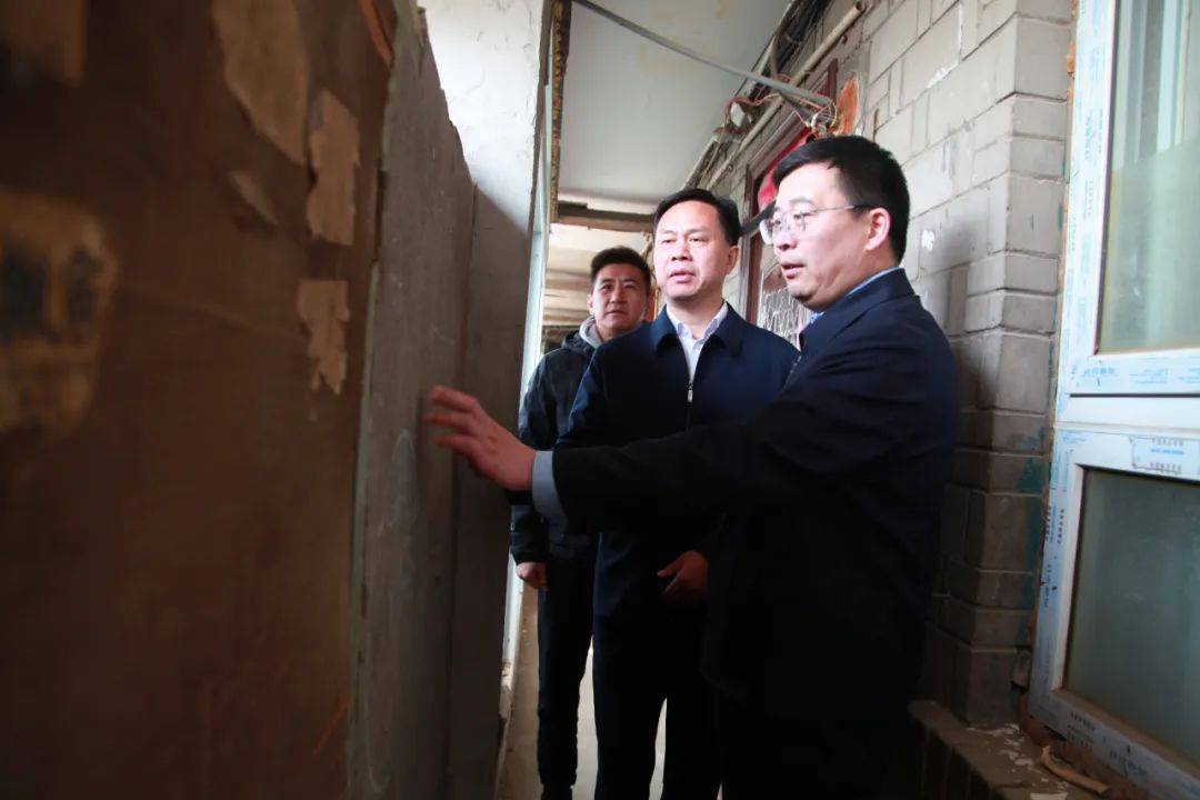王佑明副区长带队到体育馆路街道调研简易楼相关工作