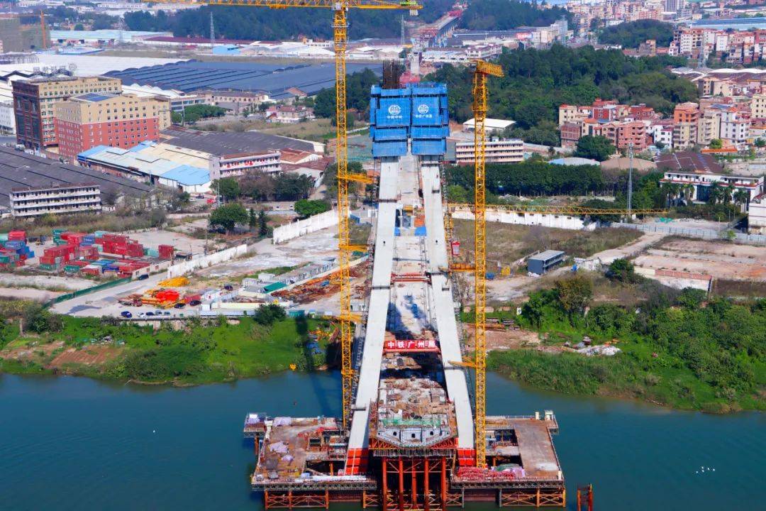 广湛高铁进度条刷新佛山特大桥主塔封顶