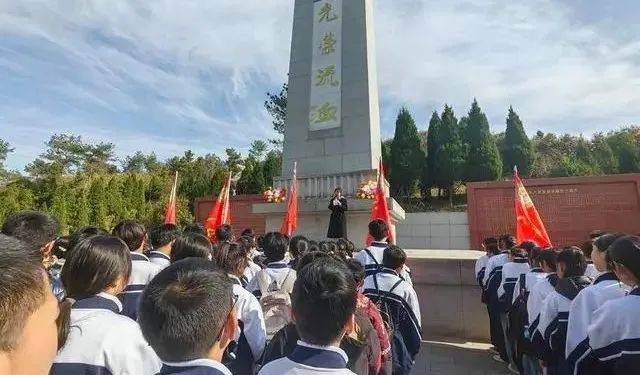 大悟县新城镇中心初级中学师生在徐海东大将纪念碑前慷慨宣誓,继承