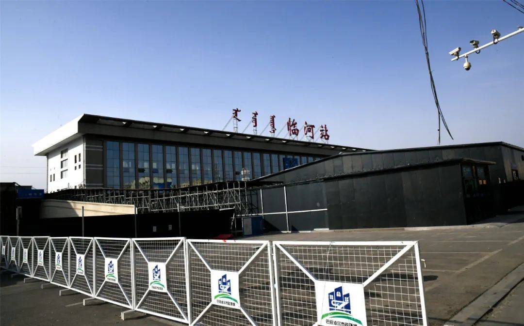 临河火车站临时候车室今日启用包银高铁巴彦淖尔站最新进展
