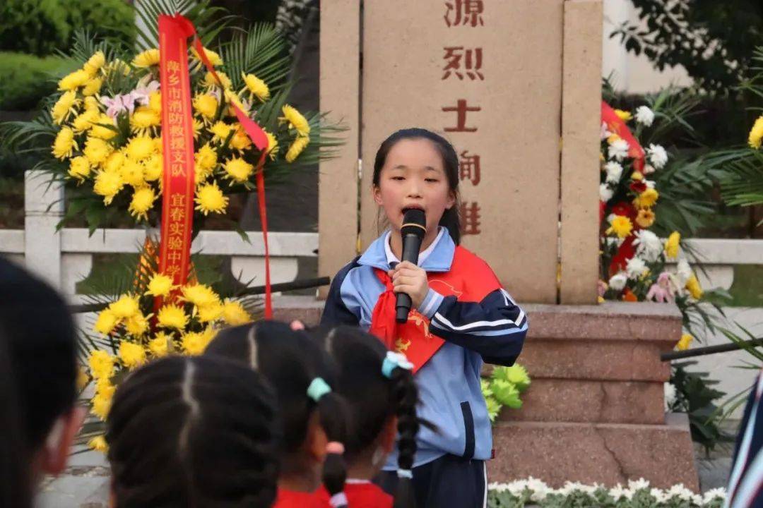 红领巾多彩实践缅怀英烈少先队员在行动