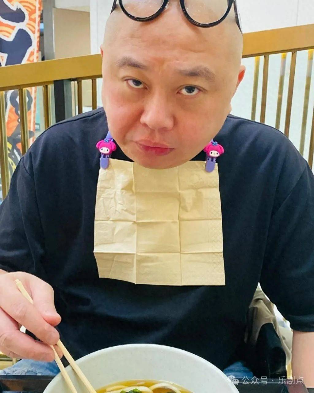 林盛斌昨日(31日)分享一段与太太的对话,并发文写道:"一个人在酒店
