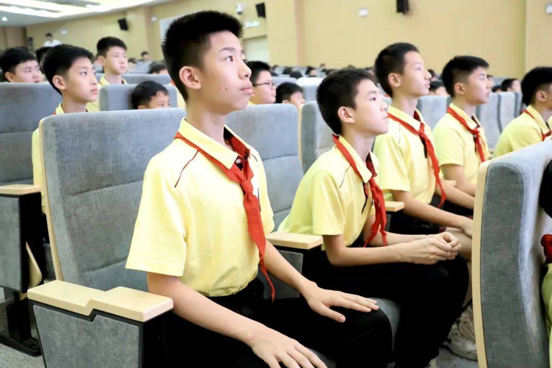 悦享青春赋能成长南海外国语学校六年级青春期成长系列教育活动
