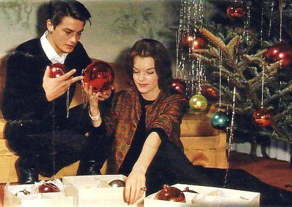 罗密的人生看上去花团锦簇,人们幻想着生活中的她仍然是身着华冠丽服