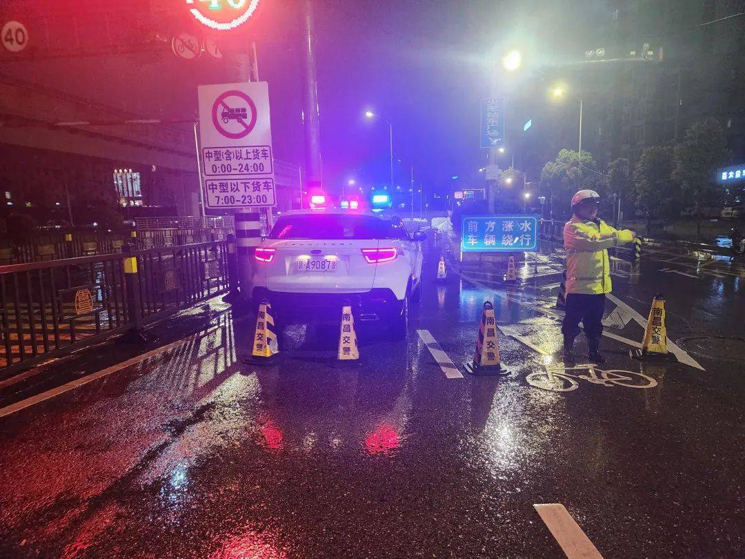 南昌交警._雨天_路面_能见度