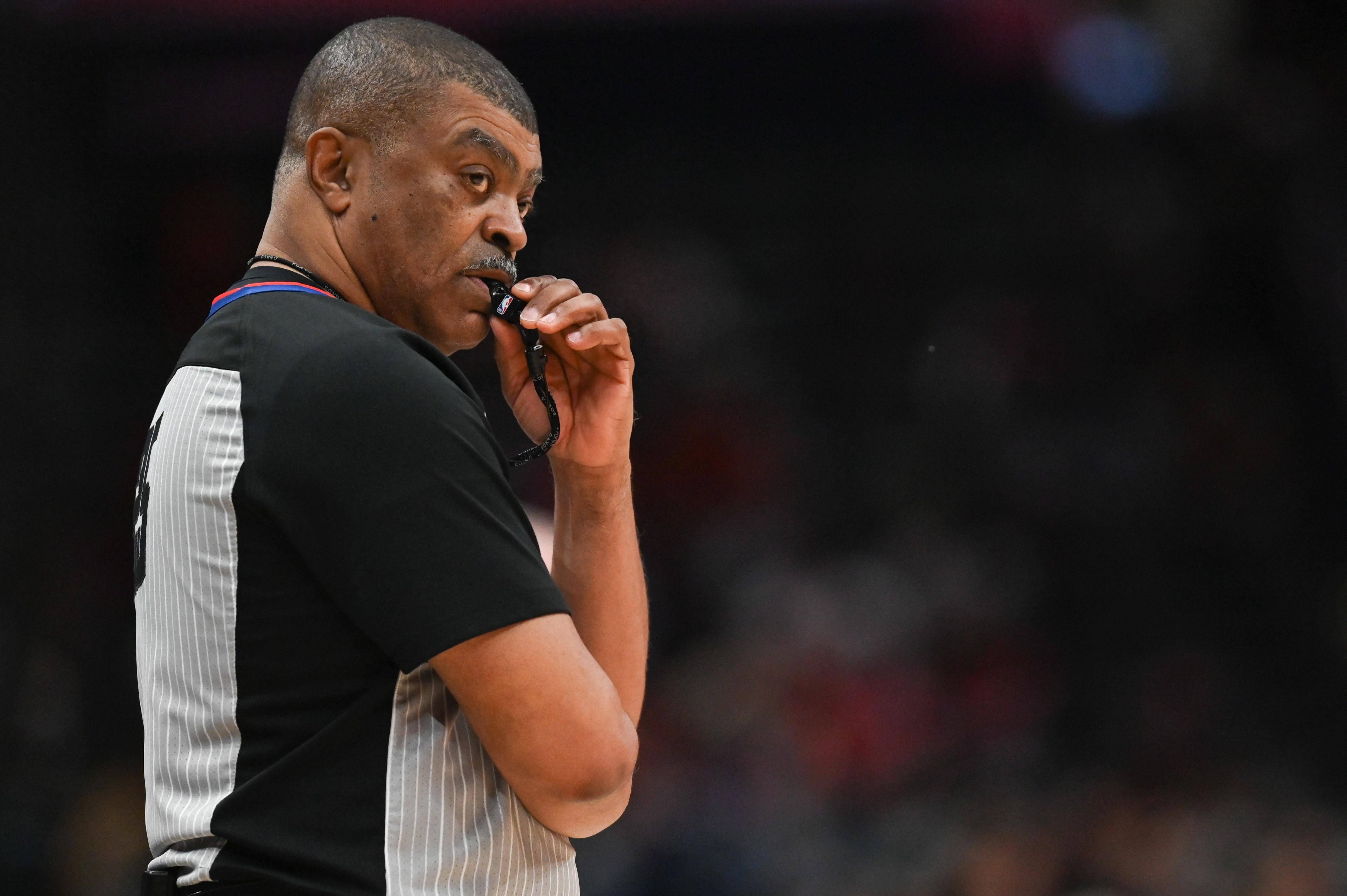 蒂格托尼兄弟曾指着我妈妈阿姨问我那几个婊子谁我疯了