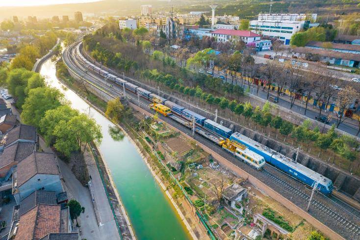 即将到来的清明假期,陕西铁路客流将以短途,踏青,旅游客流为主.