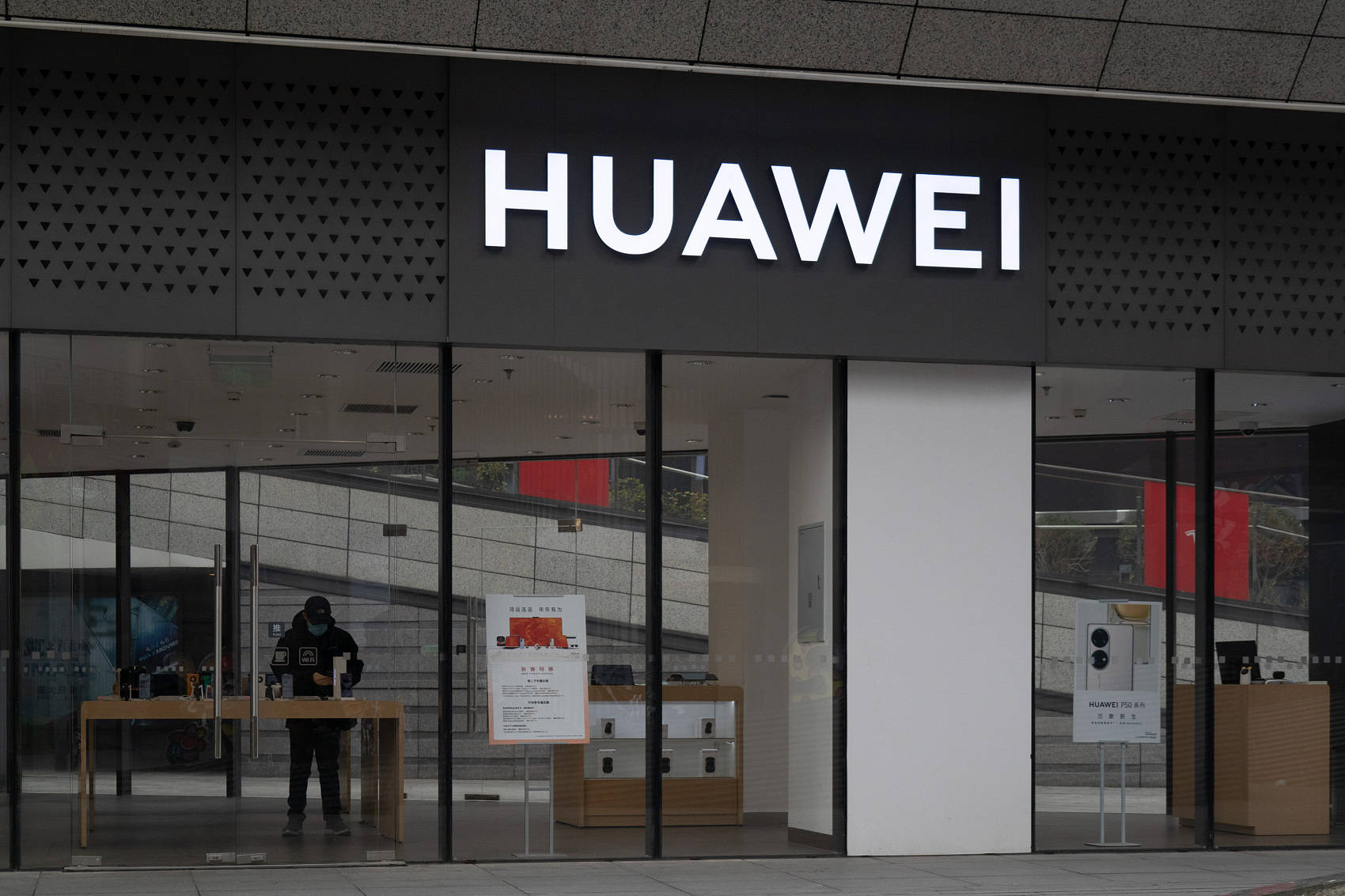 据爆料,北京朝阳区某华为门店销售人员称,目前已经可以接受p70盲订,但